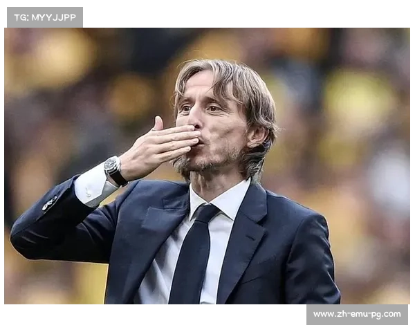 特写镜头:莫德里奇替补登场完成个人第150场欧冠比赛,伯纳乌全场起立致敬